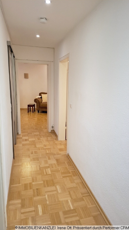 Flur mit Parkettboden Etagenwohnung Baden-Baden