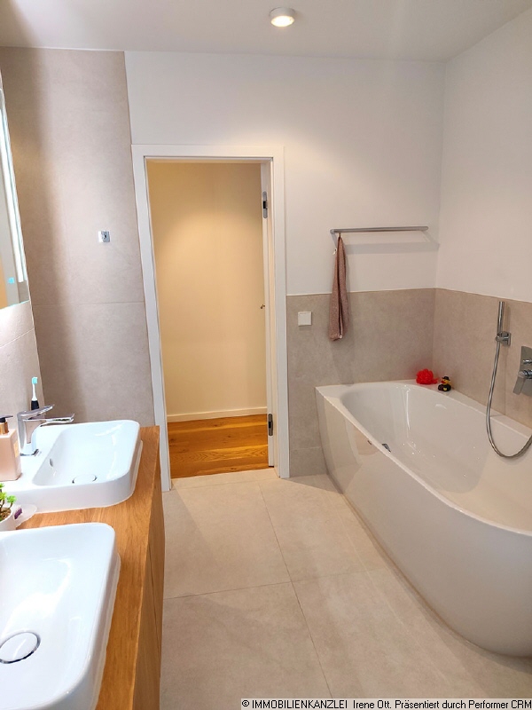 Bad mit Wanne, Dusche, WC und Waschtisch Erdgeschosswohnung Baden-Baden