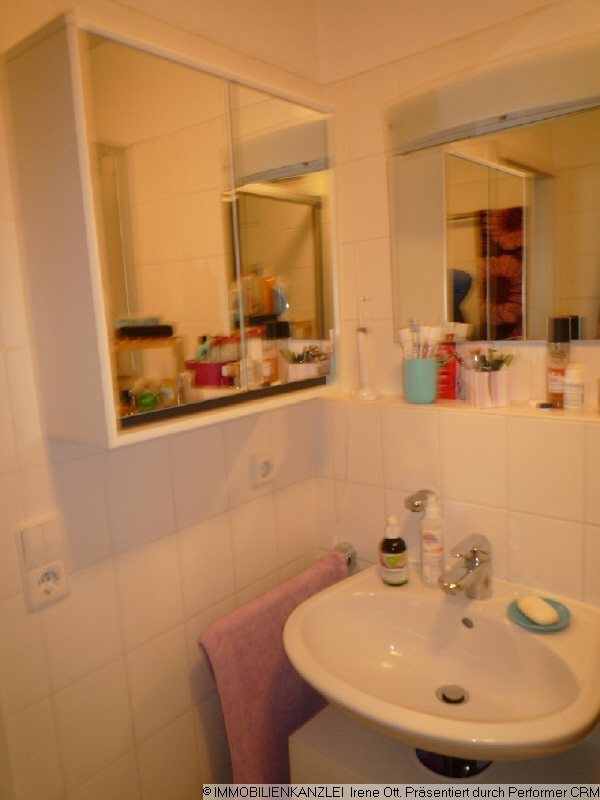 Duschbad mit Spiegelschrank Maisonettewohnung Karlsruhe