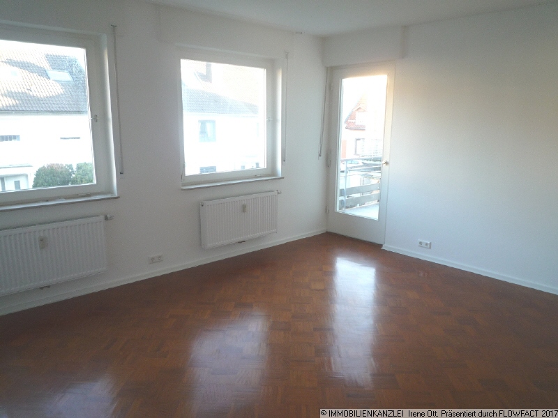 OG eines der gro�z�gigen 4 Zimmer mit Ausgang zum Balkon Einfamilienhaus Ettlingen