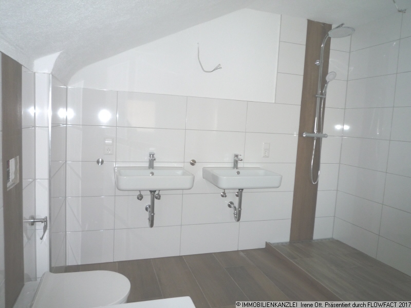 Bad mit bodenebener Dusche (Duschwand) 2 Waschbecken Dachgeschosswohnung Baden-Baden
