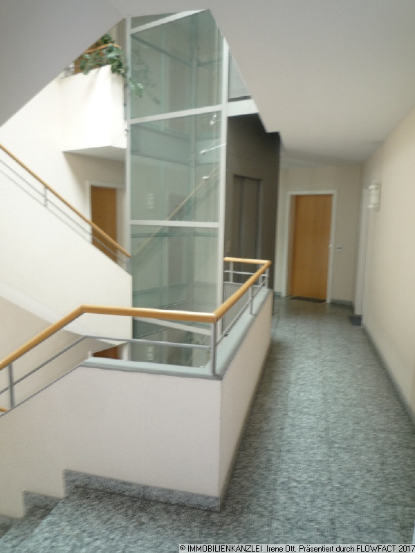 modernes Treppenhaus mit Aufzug Etagenwohnung Baden-Baden