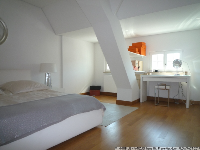 ger�umiges Schlafzimmer Dachgeschosswohnung Baden-Baden