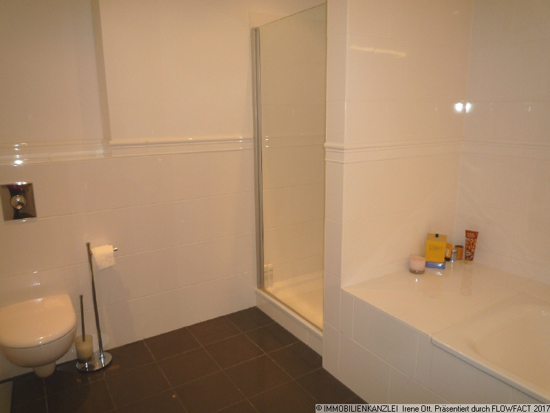 vom Schlafzimmer ins Bad mit Wanne und Dusche Dachgeschosswohnung Baden-Baden