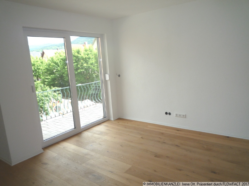 Zimmer mit Zugang Balkon (Balkon erh�lt neue Fliesen und Glasgel�nder) Dachgeschosswohnung Baden-Baden
