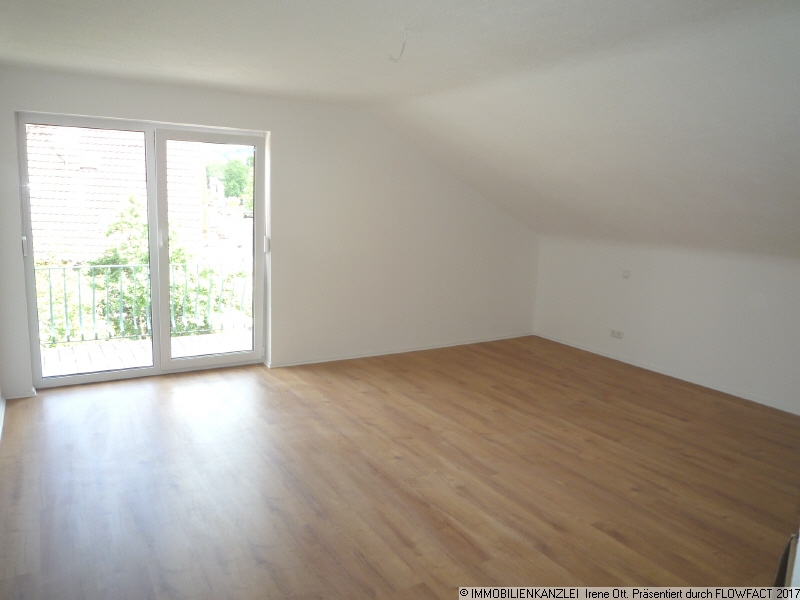 gro�z�giges Schlafzimmer mit Zugang zum Balkon Dachgeschosswohnung Baden-Baden