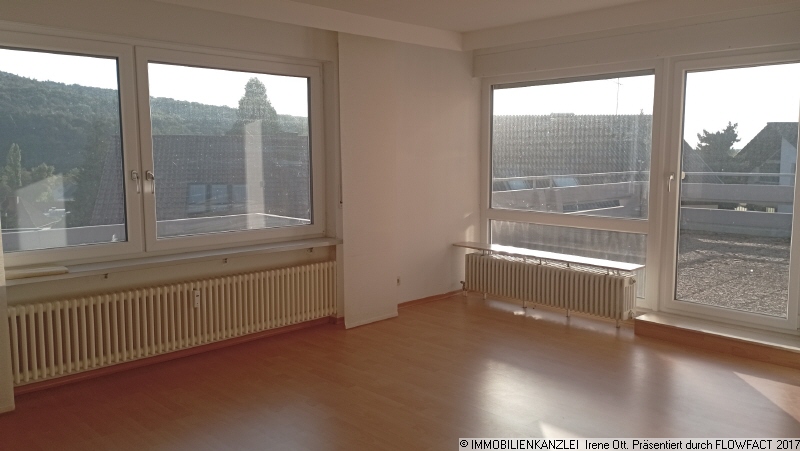 helles Wohnzimmer mit Zugang zur Terrasse Penthousewohnung Baden-Baden
