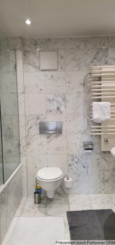 Bad mit Wanne, WC, 2 Waschbecken, gro�er Spiegel Terrassenwohnung Baden-Baden