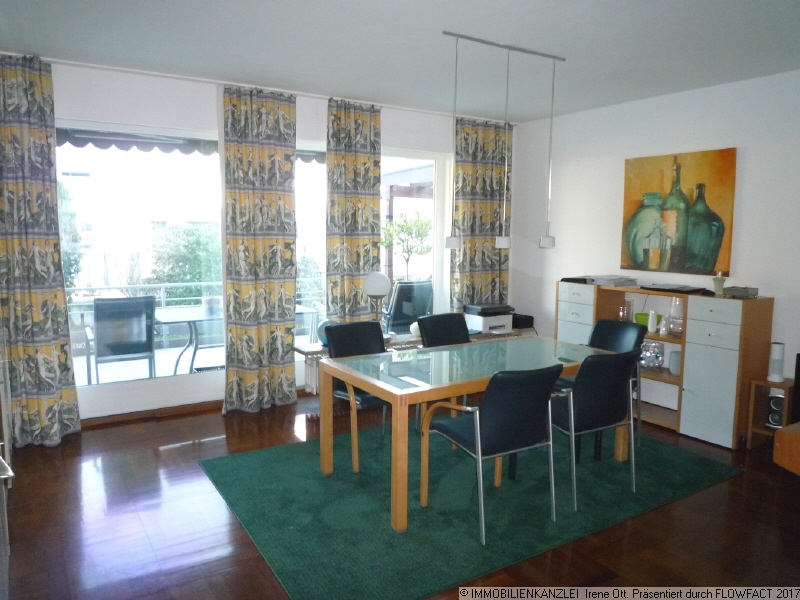 Esszimmer mit Schiebet�re zur Terrasse Einfamilienhaus Ettlingen
