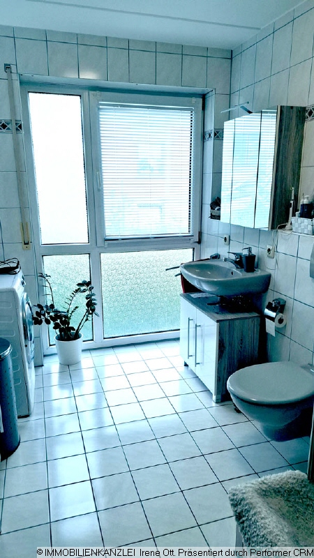 Tageslicht-Bad mit Duschwanne Etagenwohnung Emmendingen