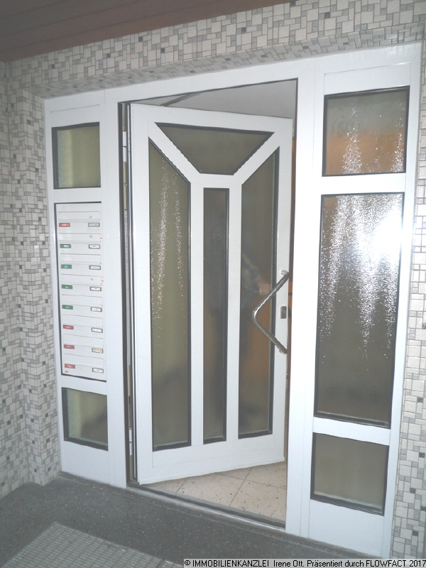gepflegter Hauseingang Etagenwohnung Karlsruhe