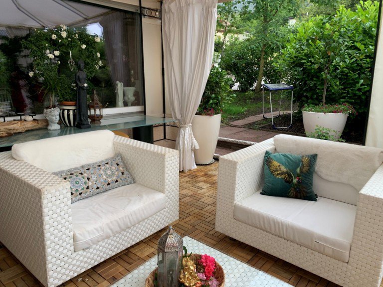 Terrasse in S�dausrichtung Baden-Baden - Neuweier Einfamilienhaus VERMIETET Wohnen und Arbeiten in gro�z�gigem Wohnhaus mit paradiesischem Garten