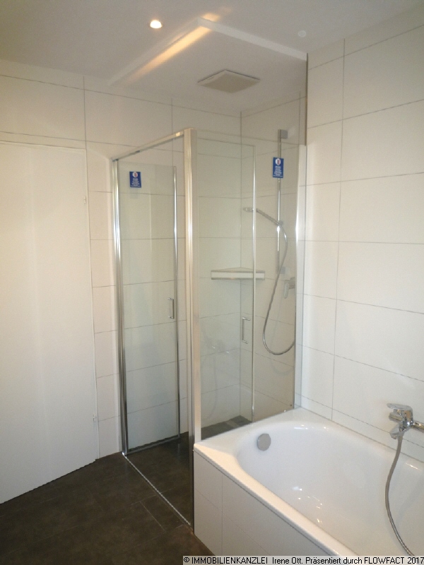 OG Bad mit Wanne und Dusche Einfamilienhaus Ettlingen