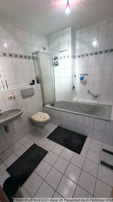 Bad mit Wanne undWC Etagenwohnung Emmendingen