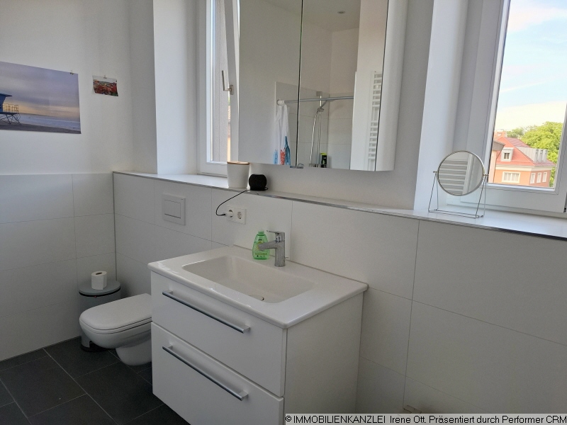 5 Tageslicht-Bad mit 2 Fenstern, WC, Waschtisch und Spiegelschrank Etagenwohnung Ettlingen