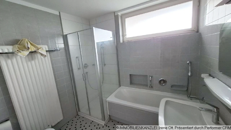 TL-Bad mit Wanne und Dusche Einfamilienhaus Ettlingen