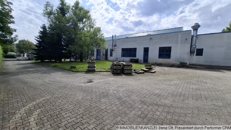 Hintere Freifl�che mit zweiter Zufahrt Halle / Lager / Produktion Ettlingen