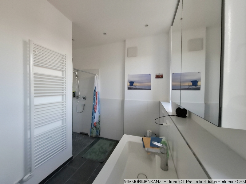6 Bad mit bodengleicher Dusche, Wanne und Handtuchheizk�rper Etagenwohnung Ettlingen