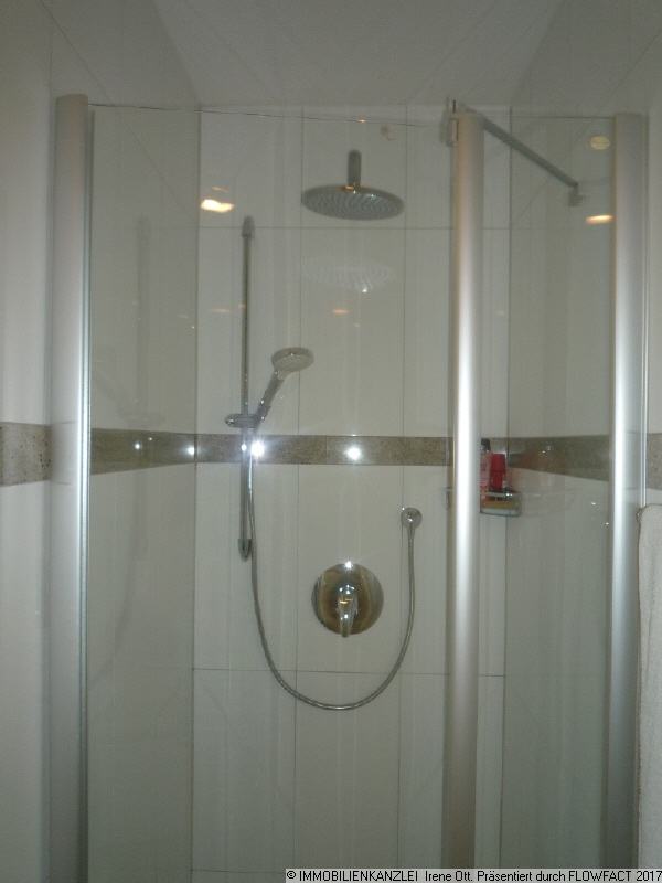 Dusche mit Glast�re Erdgeschosswohnung Baden-Baden