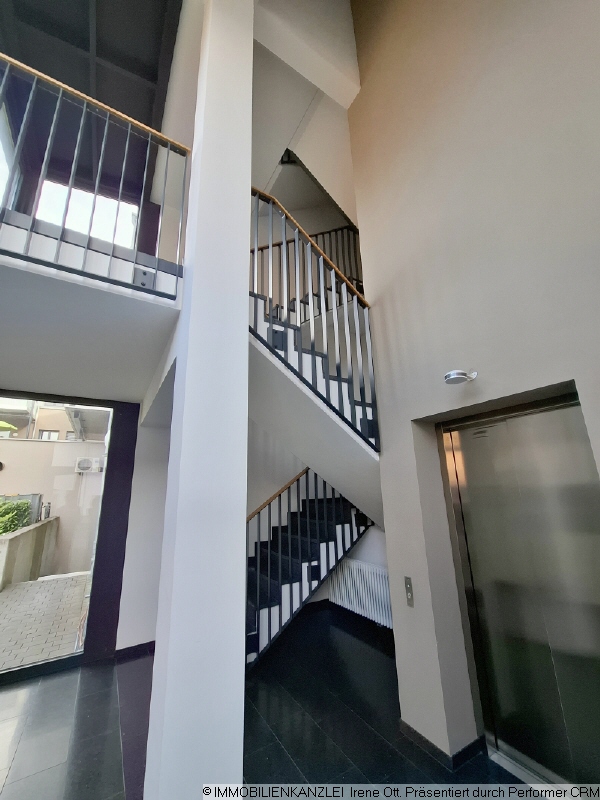 9 Treppenhaus mit Aufzug Etagenwohnung Ettlingen