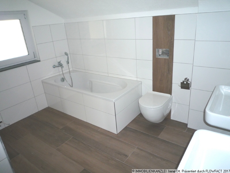Tageslicht-Bad mit Wanne und WC Dachgeschosswohnung Baden-Baden