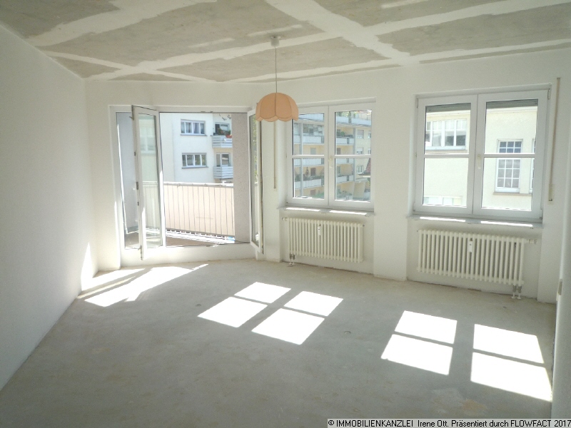 gro�es Schlafzimmer mit Balkon Etagenwohnung Baden-Baden